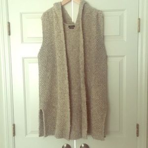 Sleeveless long sweater with hood